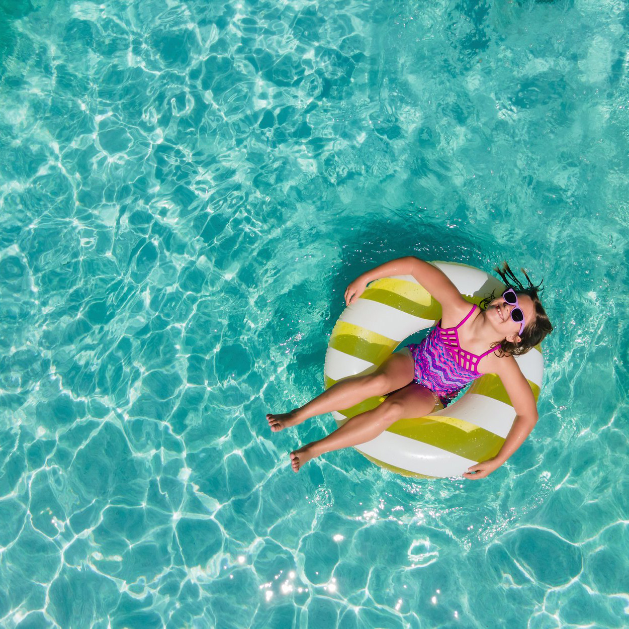 K2 photography example girl in a pool